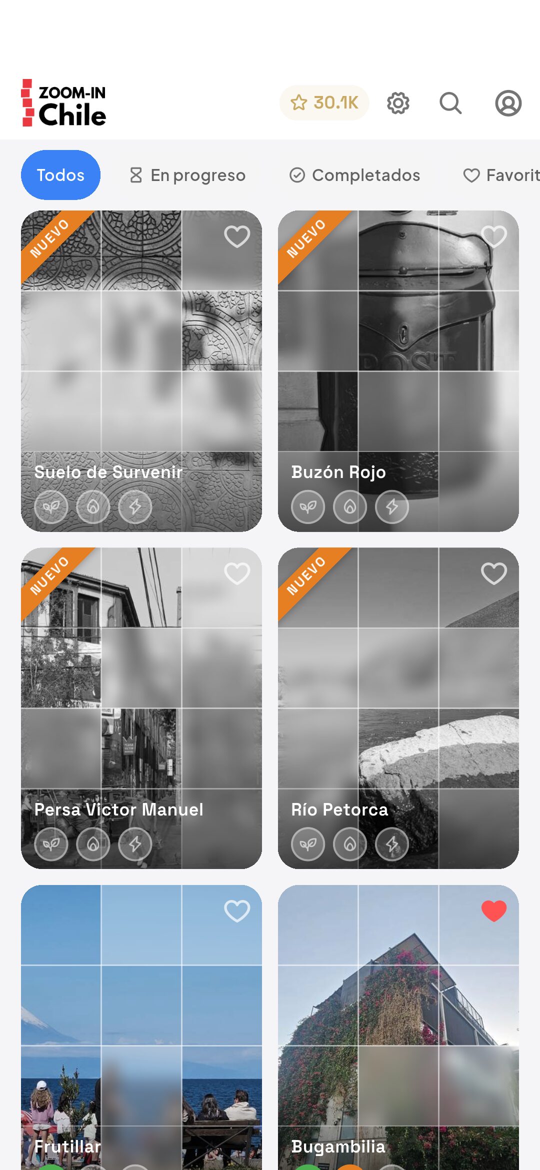 Explorar — grilla de ubicaciones con la cinta NUEVO en los lugares recién publicados y fotos en blanco y negro con piezas borrosas que se revelan al completar niveles
